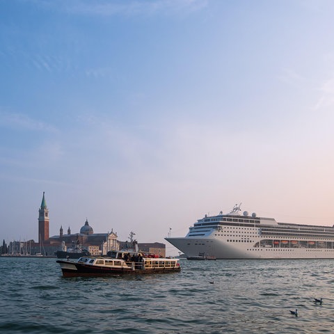 Ein Kreuzfahrtschiff bei Venedig