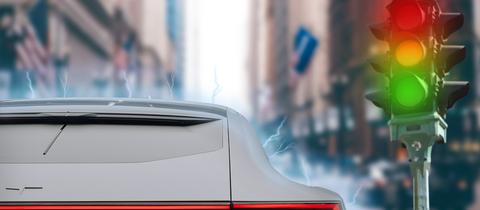 E-Auto vor einer Ampel