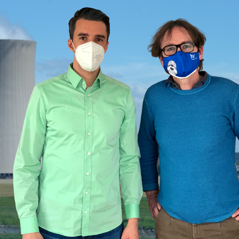 Simeon Preuß und Oliver Günther vor einem Atomkraftwerk