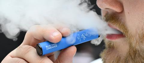Ein Raucher inhaliert eine Wegwerf E-Zigarette der Firma Elf Bar