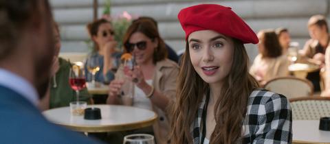 Filmszene: Lily Collins als "Emily in Paris"