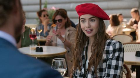 Filmszene: Lily Collins als "Emily in Paris"