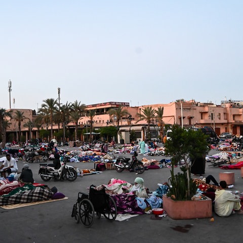 Menschen in Marrakesch haben die Nacht auf dem Platz verbracht