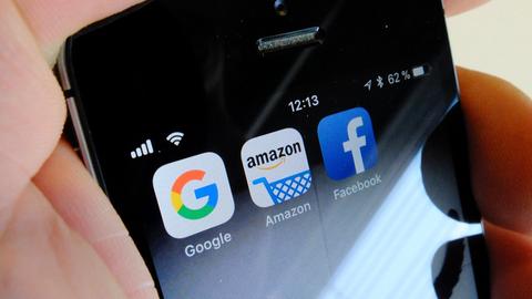 Facebook-, Amazon- und Google-Apps auf einem Smartphone