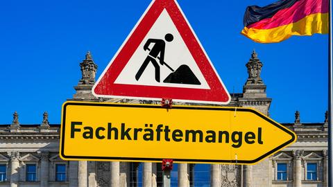 Die Bundesregierung will mit einfacheren Regeln und neuen Angeboten mehr Fachkräfte aus dem Ausland gewinnen