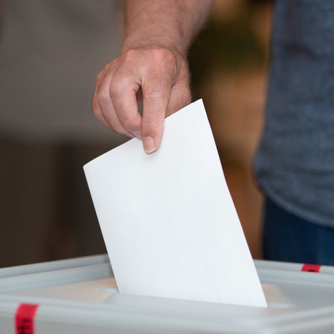 Sujetbild: Ein Wähler wirft seinen Stimmzettel in eine Wahlurne.