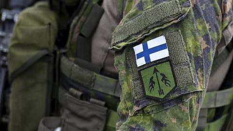 Ein Soldat nimmt an einer Krisenmanagementübung der Finnischen Internationalen Bereitschaftstruppe (SKVJ) im Rahmen der NATO Evaluation Level 2 (NEL2) teil. 