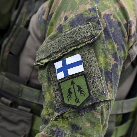 Ein Soldat nimmt an einer Krisenmanagementübung der Finnischen Internationalen Bereitschaftstruppe (SKVJ) im Rahmen der NATO Evaluation Level 2 (NEL2) teil. 