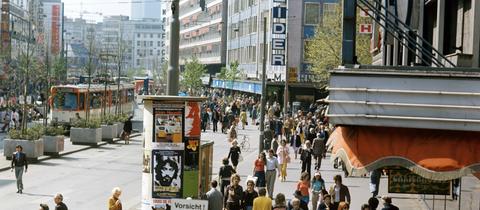 Passanten im Fußgängerbereich der Zeil in Frankfurt am Main. Aufgenommen in den 1970er Jahren.