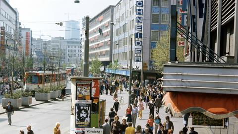 Passanten im Fußgängerbereich der Zeil in Frankfurt am Main. Aufgenommen in den 1970er Jahren.