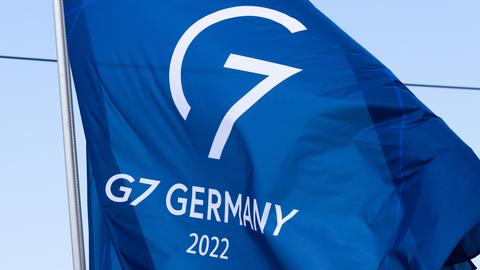 Fahne mit dem Motiv des G7-Gipfels