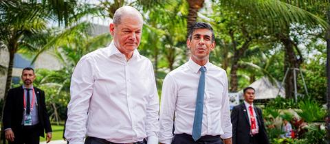 Bundeskanzler Olaf Scholz (l, SPD) und Rishi Sunak, Premierminister von Großbritannien, unterhalten sich auf dem Weg zum Mittagessen beim G20-Gipfel. 