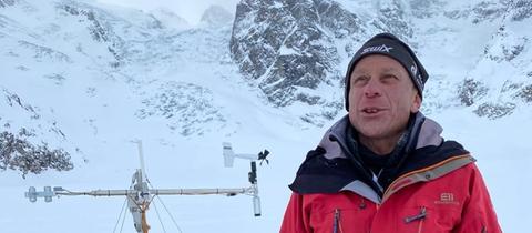 Der Glaziologe Felix Keller will mit seiner Beschneiungsanlage das Abschmelzen des Morteratsch-Gletschers im Engadin hinauszögern. 