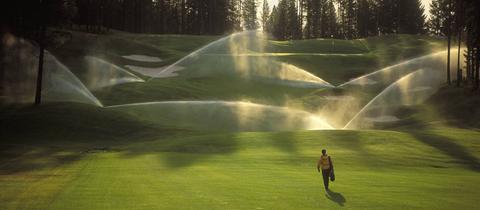 Bewässerung auf einem Golfplatz