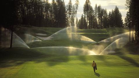 Bewässerung auf einem Golfplatz