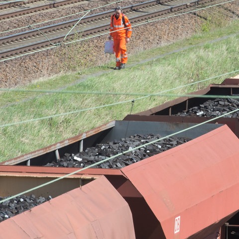 Ein mit Kohle beladener Zug steht auf dem Güterrangierbahnhof der Deutschen Bahn AG 