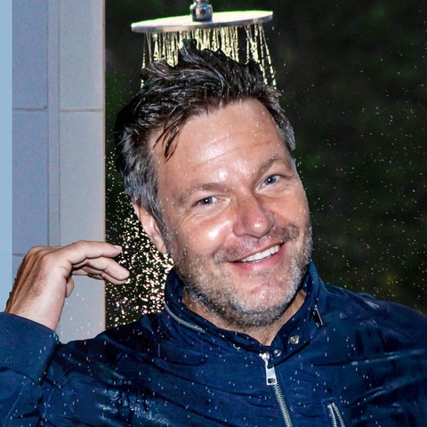 Collage: Robert Habeck unter der Dusche