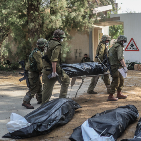 Israelische Truppen tragen tote Bewohner aus einem zerstörten Haus