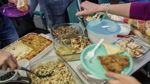 Speisen stehen beim Iftar dem Mahl am Abend während des Fastenmonats Ramadan auf den Tisch. 