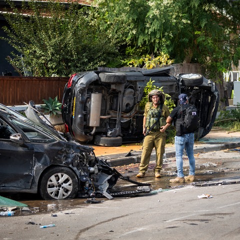 Ein Polizist und ein Soldat inspizieren den Tatort nach dem tödlichen Angriff auf eine Polizeistation, am zweiten Tag des anhaltenden Konflikts zwischen Israel und der militanten Palästinensergruppe Hamas