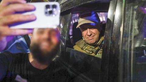Jewgeni Prigoschin (r), Eigentümer des Militärunternehmens Wagner Group, sitzt in einem Militärfahrzeug und macht ein Selfie mit einem Zivilisten auf einer Straße