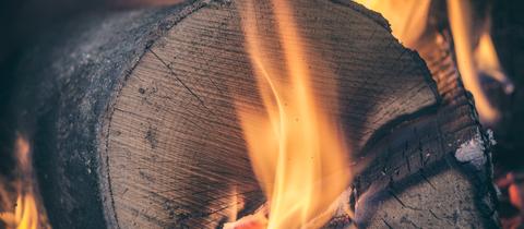 Holz brennt in einem Kamin