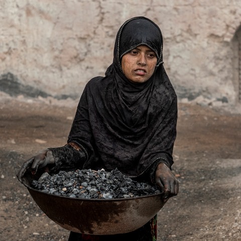 Ein 9-Jähriges Mädchen arbeitet in einer Ziegelfabrik in Afghanistan