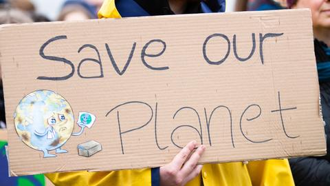 Demonstrationsschild mit der Aufschrift Save our Planet - rettet unseren Planeten