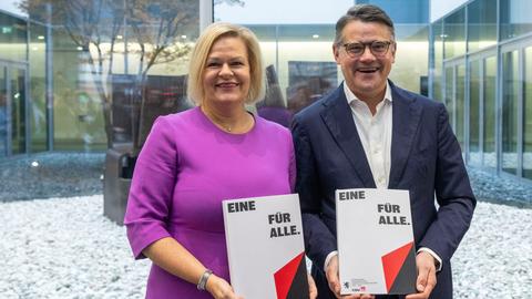 Boris Rhein und Nancy Faeser mit dem Koalitionsvertrag der zukünftigen hessischen Landesregierung von SPD und CDU