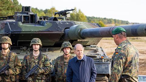 Bundeskanzler Olaf Scholz lässt sich im Oktober 2022 vor der Ausbildungs- und Lehrübung des Heeres im Landkreis Heidekreis in der Lüneburger Heide den Kampfpanzer «Leopard 2» der Bundeswehr erklären