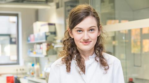 Laura Hinze steht im Labor ihrer Arbeitsgruppe an der Medizinische Hochschule Hannover (MHH). Die Krebsforscherin ist seit dem 1. Januar 2021 in der kinderonkologischen Klinik der MHH als Ärztin und Wissenschaftlerin tätig.