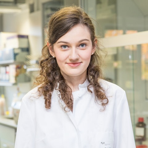 Laura Hinze steht im Labor ihrer Arbeitsgruppe an der Medizinische Hochschule Hannover (MHH). Die Krebsforscherin ist seit dem 1. Januar 2021 in der kinderonkologischen Klinik der MHH als Ärztin und Wissenschaftlerin tätig.