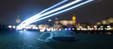 Maske liegt auf einer Straße
