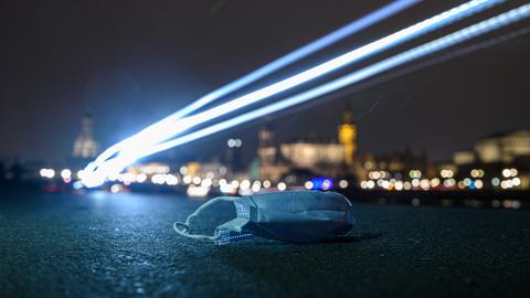 Maske liegt auf einer Straße