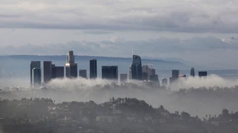 Skyline von Los Angeles ist über Wolken und Nebel