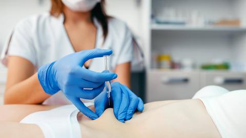 Durch Botox-Injektionen in die Magenwand soll sich die Magenbewegung verringern. Deutsche Experten sehen den Eingriff jedoch mit Skepsis. 