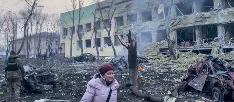 Das von der Stadtverwaltung von Mariupol veröffentlichte Videostandbild zeigt die Folgen eines Angriffs auf das Krankenhaus von Mariupol. 