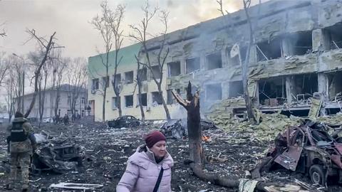 Das von der Stadtverwaltung von Mariupol veröffentlichte Videostandbild zeigt die Folgen eines Angriffs auf das Krankenhaus von Mariupol. 