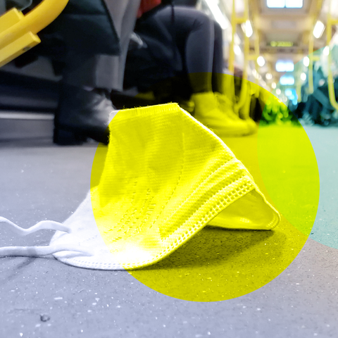 Maske liegt in einer Bahn auf dem Boden
