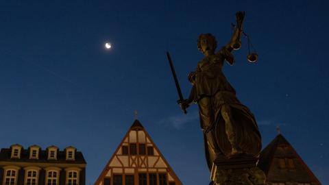 Mond über dem Frankfurter Römerberg