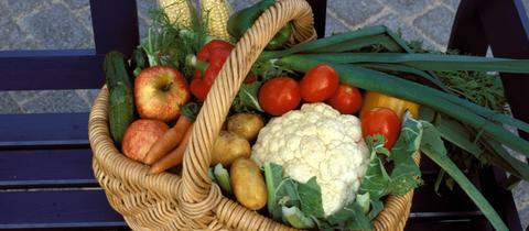 Einkaufskorb gefüllt mit Obst und Gemüse