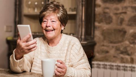 Ältere Dame mit einem Smartphone