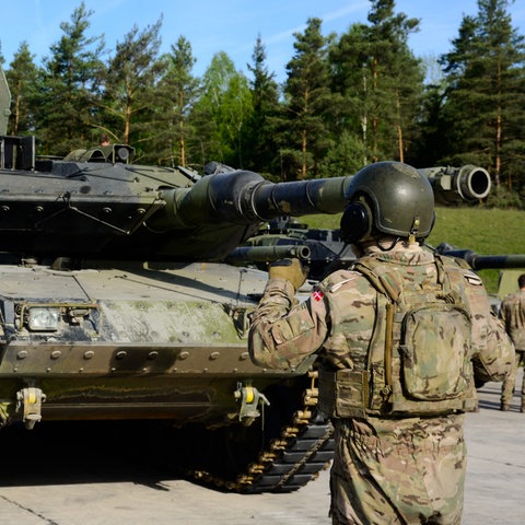 Das Foto zeigt 2016 einen dänischen Soldaten an einem  dänischen Leopard 2-Panzer während der Panzer-Challenge „Strong Europe“ in Grafenwöhr