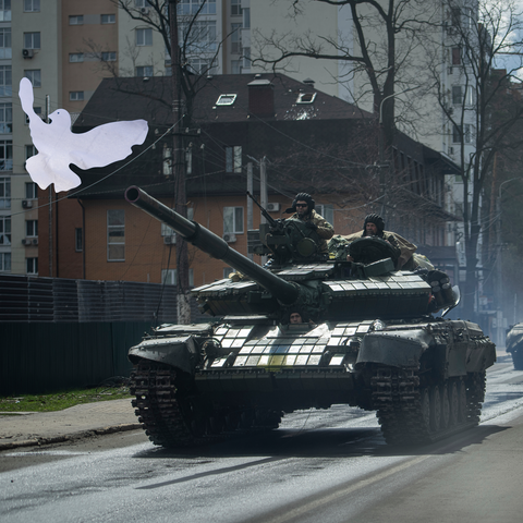 Friedenstaube vor einem Panzer (Montage)