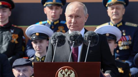 Wladimir Putin hält eine Rede auf dem Roten Platz in Moskau anlässlich der Feierlichkeiten zum Sieg über Nazi-Deutschland