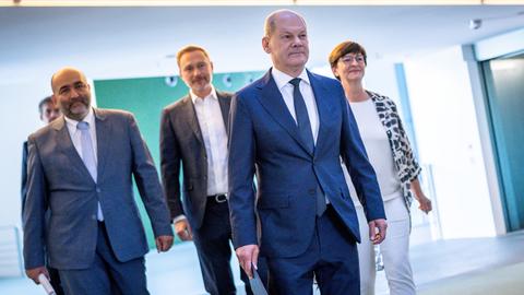 Bundeskanzler Olaf Scholz (2.v.r.), kommt mit Omid Nouripour (l), Saskia Esken (r), und Christian Lindner zur Pressekonferenz nach den Beratungen von SPD, Grünen und FDP im Koalitionsausschuss.