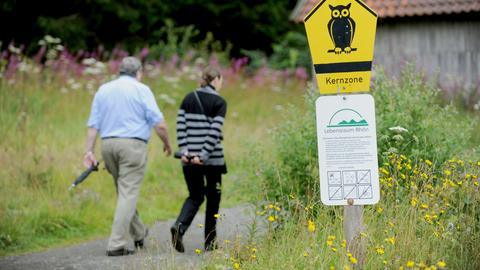 Ein Schild weist Spaziergänger nahe der Wasserkuppe auf die Kernzone des Biosphärenreservats der Rhön hin