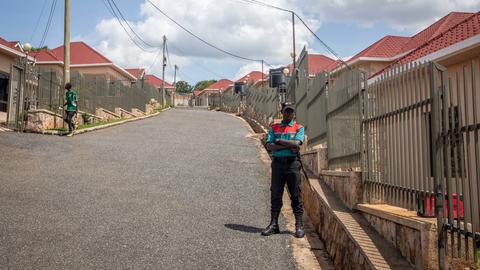 Ein Wachmann steht in der Hauptstadt auf der Straße vor den Hallmark Residences, einem der Standorte, an denen einige der Asylsuchenden untergebracht werden sollen, die von Großbritannien nach Ruanda geschickt werden sollen.