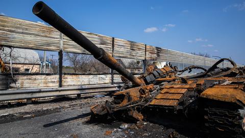 Ein völlig zerstörter russischer T-72-Kampfpanzer steht in der Oblast Kiew.
