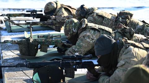 Russische Soldaten nehmen an Übungen auf dem Schießplatz Kadamowskii teil. 